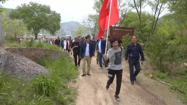 县文联开展“到人民中去”文艺扶贫志愿服务活动 镜头记录温暖，光影传递希望
